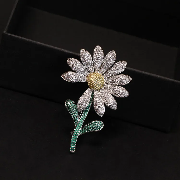 铜合金合成锆石胸针 权志龙同款雏菊胸针轻奢高档简约时尚胸花