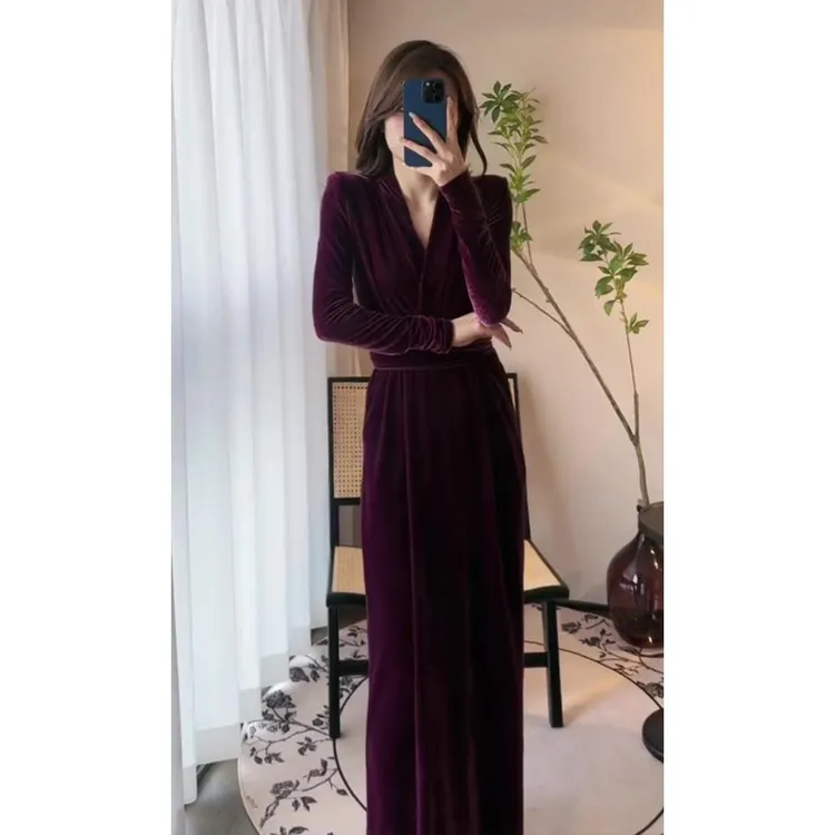 正式场合酒红色丝绒连衣裙秋季款女气场强大女装千金感穿搭礼服裙
