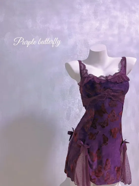 定格蝶翅的浪漫 藏在裙摆褶皱里 当蝴蝶停在衣间 连风都变得温柔