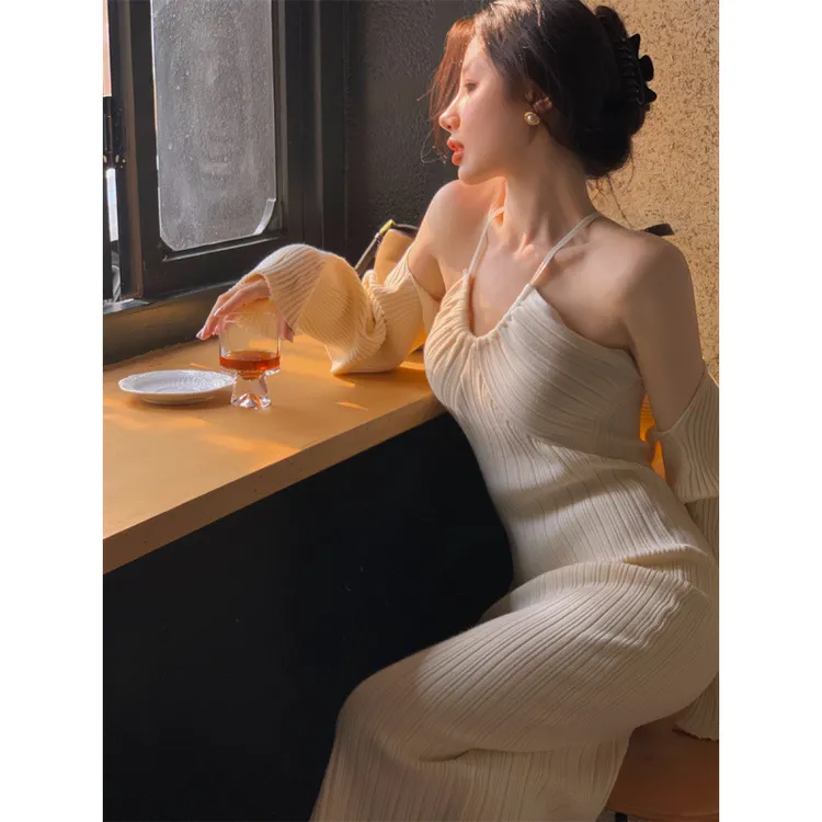 甜辣妹挂脖针织连衣裙女秋冬无袖后妈裙性感中长款包臀裙子两件套