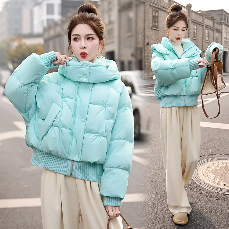 蓝色面包羽绒服女2025冬季新款小个子短款针织拼接连帽白鸭绒外套