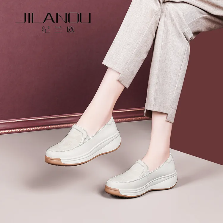 一脚蹬真皮单鞋女春秋2025新款中年妈妈皮鞋防滑软底舒适摇摇女鞋