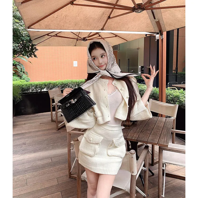 2025年秋季新款ins法式小香风针织短外套+蕾丝拼接背心+高腰短裙
