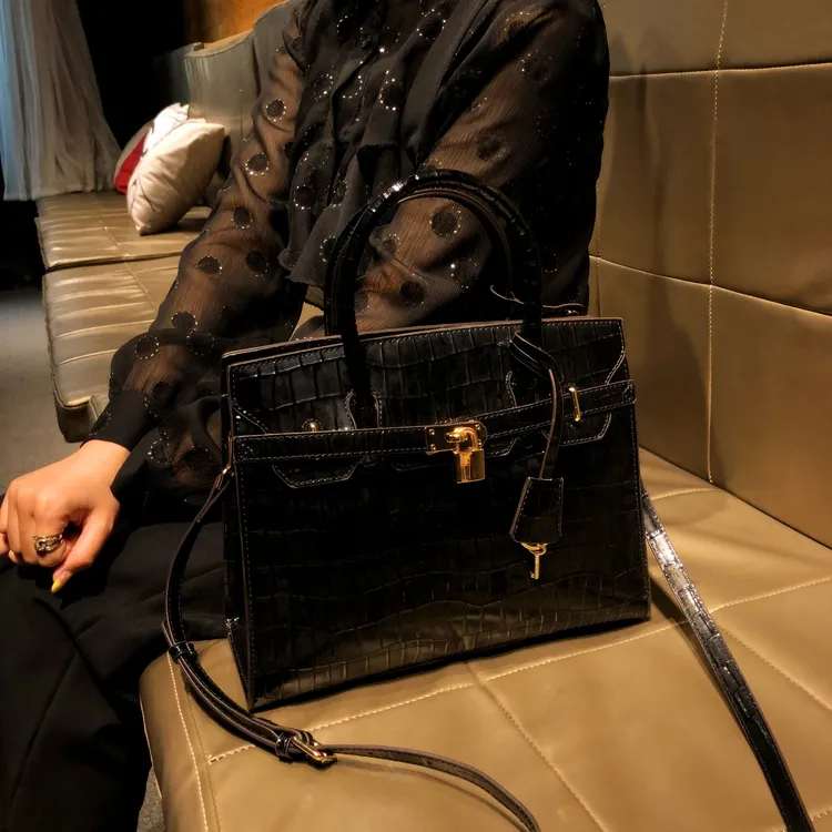 香港品牌包包女款2025新款黑色手提铂金包大容量高级感单肩斜挎包