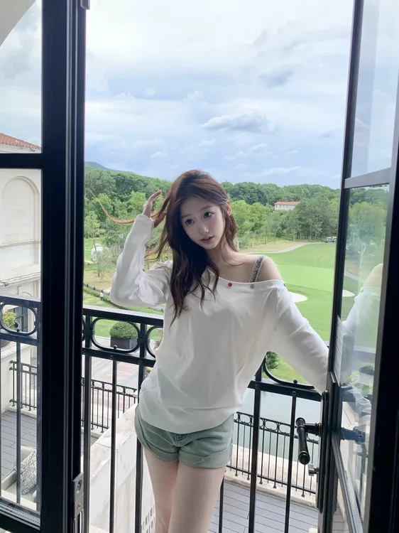 WRXS  设计感简约斜肩彩色扣子上衣宽松长袖t恤女秋季打底衫内搭