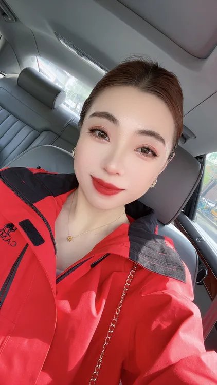 红色冲锋衣 颜色正