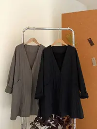 [麦霓严选]新款V领肌理感设计感双口袋一粒扣外套9772