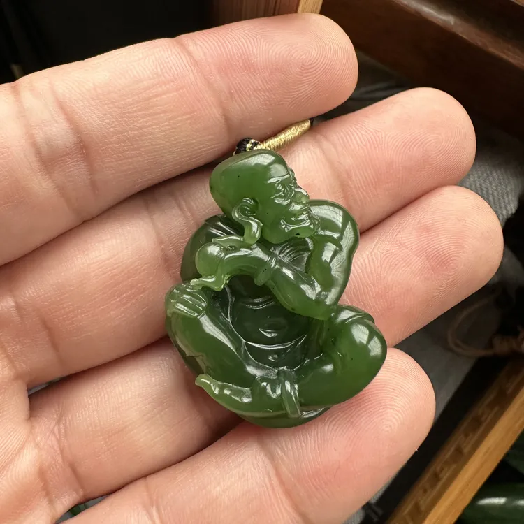 集色堂新疆和田玉碧玉籽料菠菜绿雅园高徒作品持珠罗汉15g
