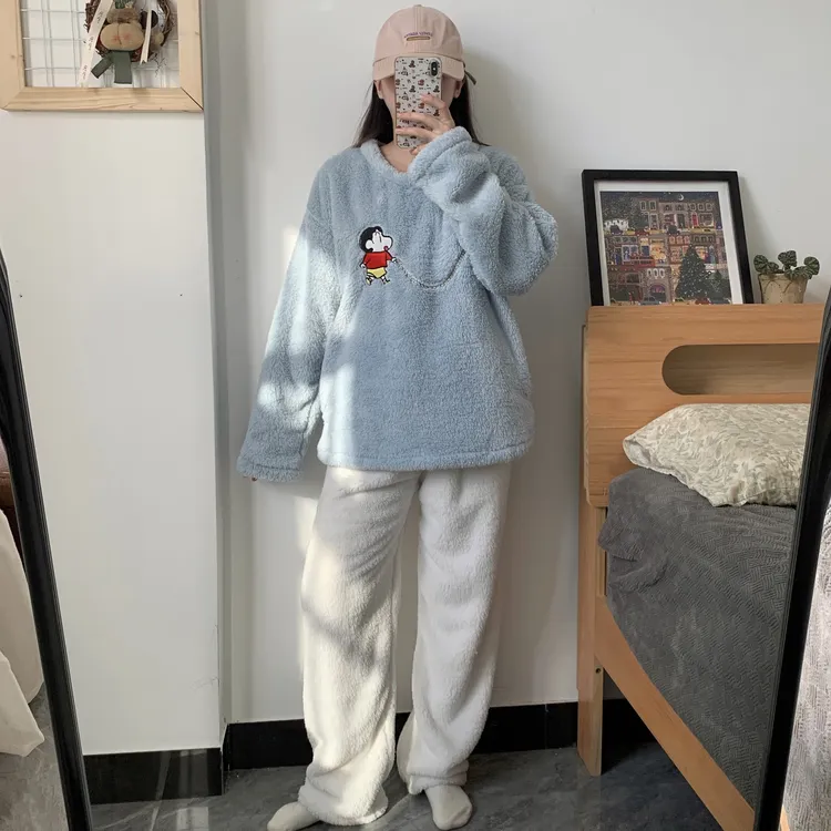 新款珊瑚绒睡衣女冬季加厚保暖可爱小新卡通圆领法兰绒家居服套装