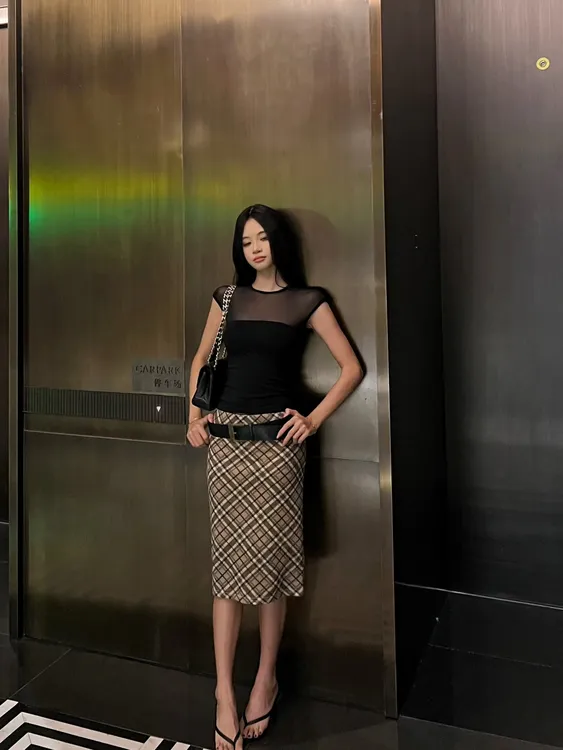 正肩t恤女网纱拼接辣妹风上衣+复古格纹包臀A字半身裙