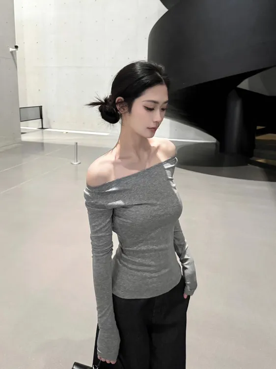 秋季新款女落肩袖斜领长袖褶皱T恤一字肩短款内搭显瘦修身牛仔裤