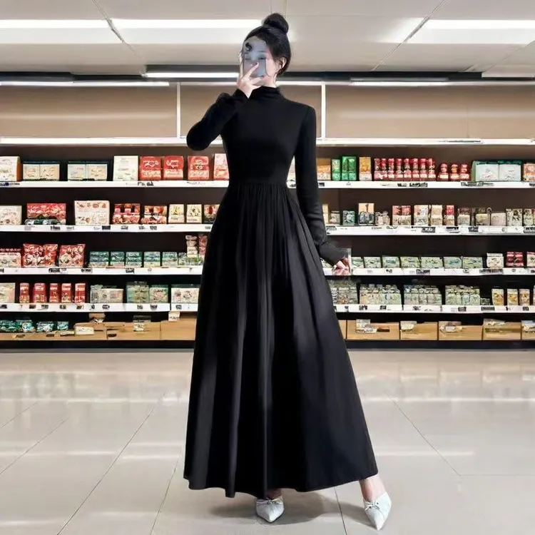 赫本风黑色连衣裙子女装2025秋冬季新款半高领内搭黑色打底连衣裙