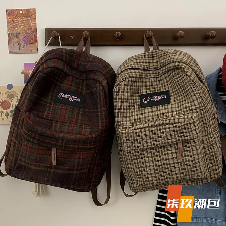 柒玖日系复古毛呢格纹书包韩版初中学生背包百搭大学生上课双肩包