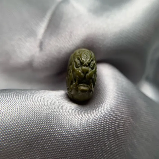 原矿高瓷精雕军绿兽扣，尺寸15.5*8.5重4.8