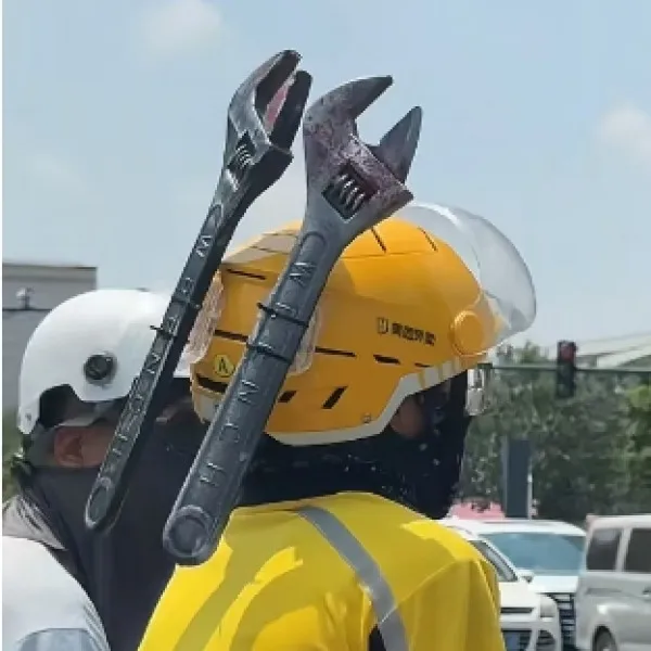 搞怪扳手挂件车外玩偶离谱车载装饰饰品夸张摆件
