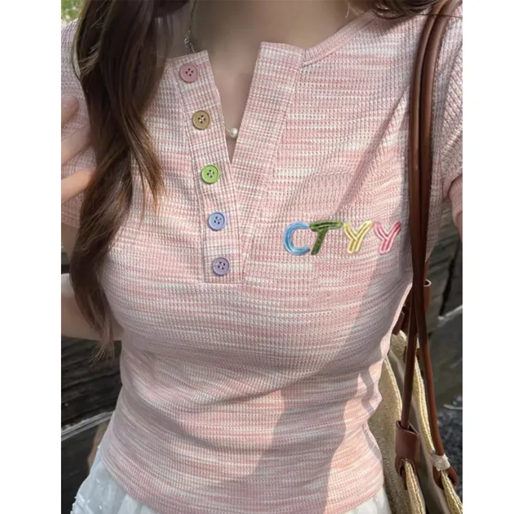 9098#欧货v领彩色字母刺绣彩色纽扣t恤女夏短袖休闲修身半袖上衣