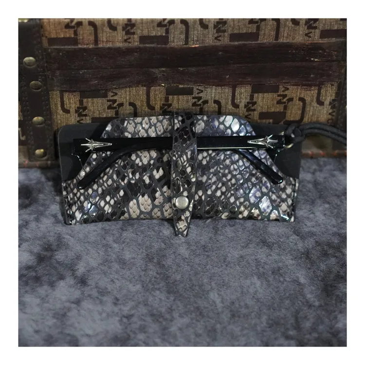 2.[冰语]简约搭配包包挂饰流光风挂扣便携配饰盒-250815