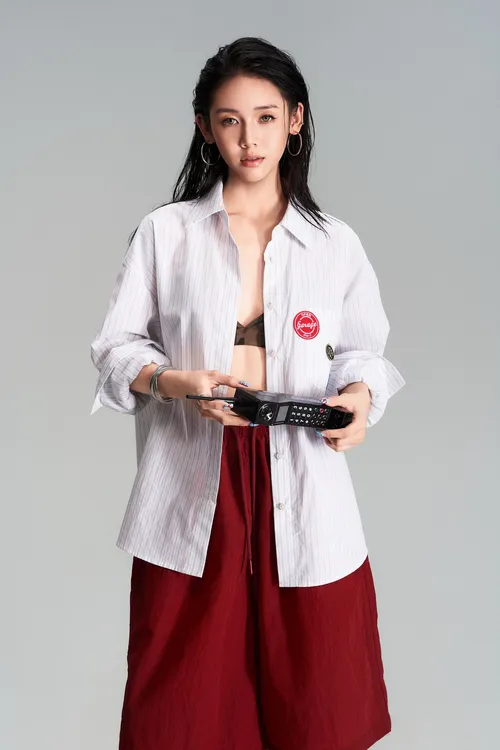 杨九七 夏季设计感休闲刺绣徽章衬衫女百搭时尚防晒薄外套 7709