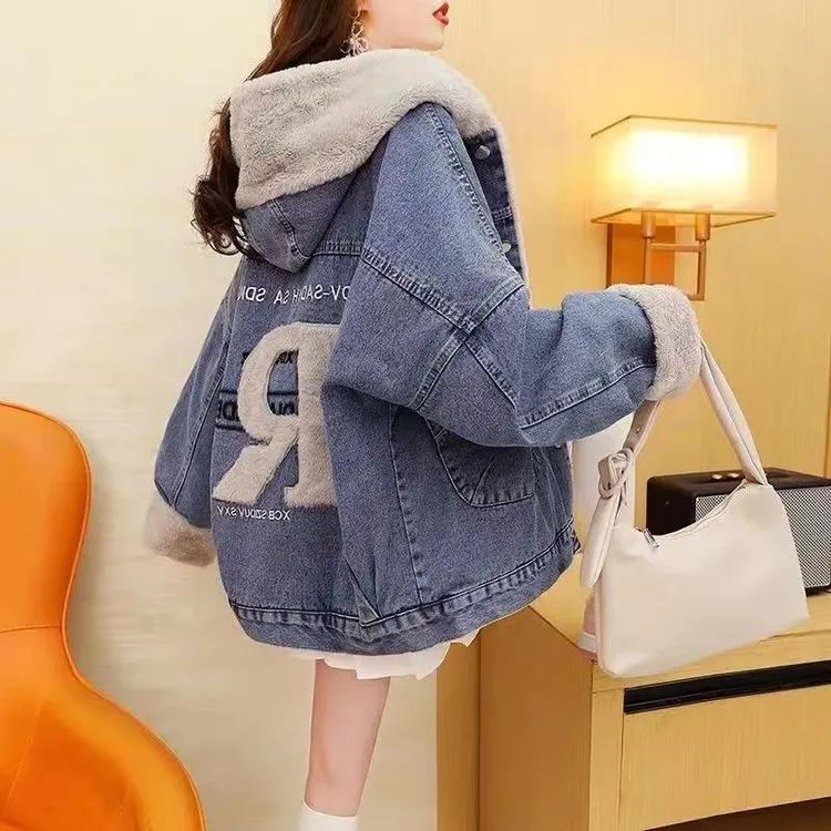 红路皇加绒加厚连帽牛仔外套女秋冬装2025年新款宽松慵懒百搭羊羔