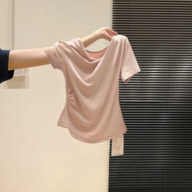 超好看粉色荡领露肩短袖T恤女2026夏季斜肩抽褶修身气质上衣