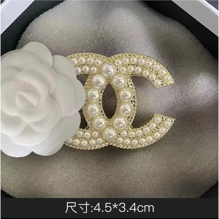 新款防走光小香香饰品字母胸针简约奢华别针配饰字母双C服装锁针