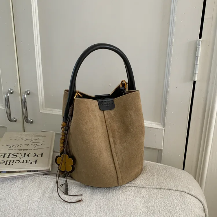 复古时尚小众设计水桶包包高级感通勤气质精致流行女式单肩斜跨包