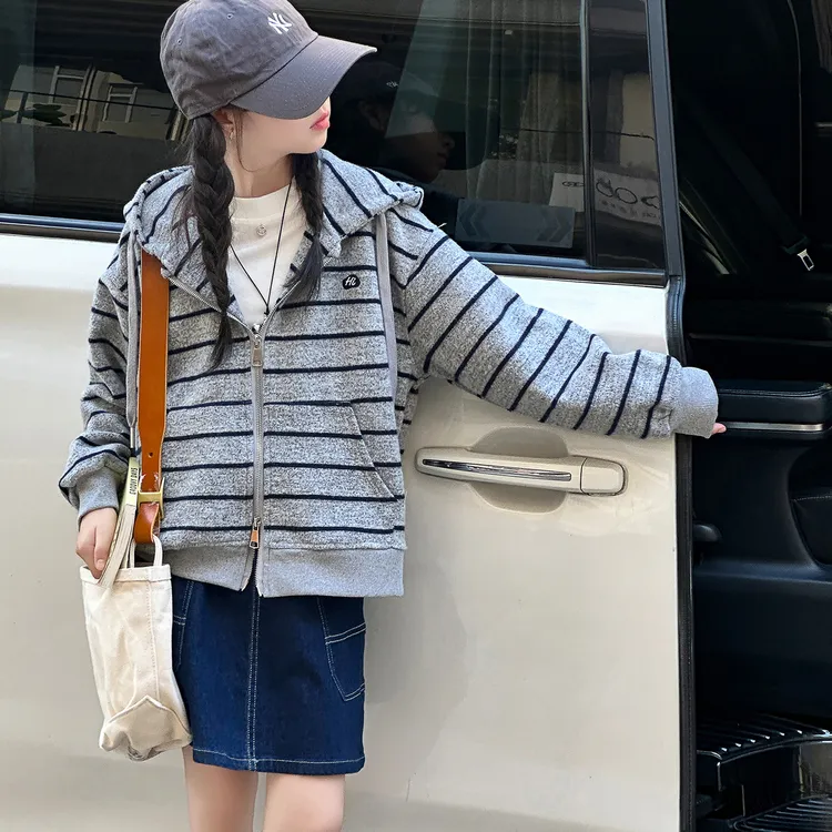 女童秋季外套2025新款洋气儿童条纹上衣大童初中生连帽拉链衫出街