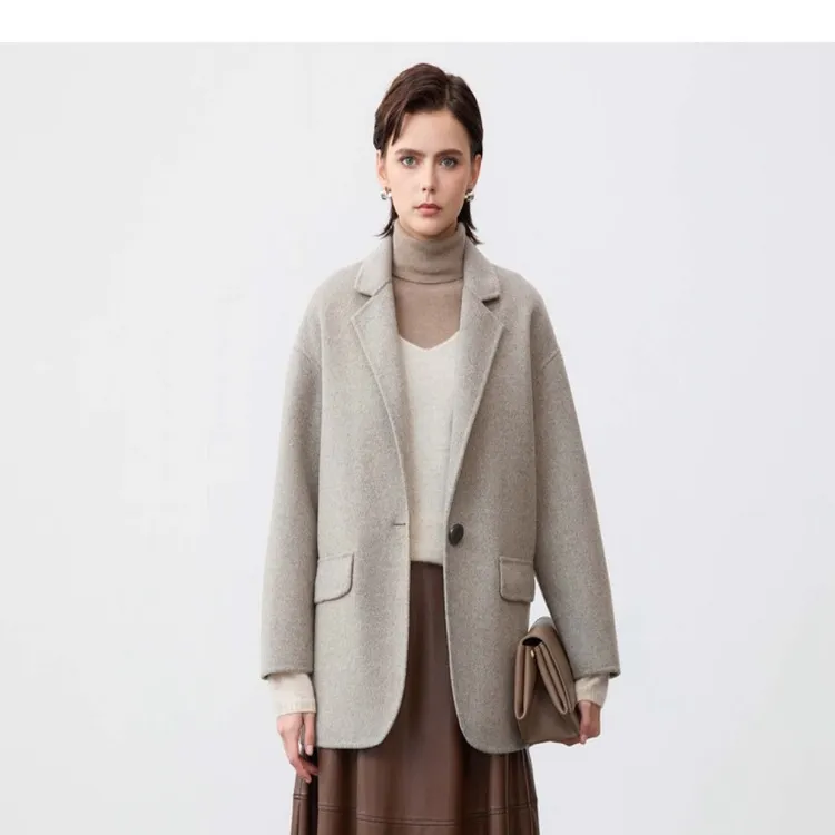 sdeer圣迪奥女装西装领型一粒扣短款毛呢大衣S22482603