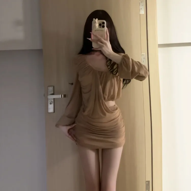 复古御姐风超好看斜肩修身包臀短裙小众时尚气质连衣裙2025年秋季