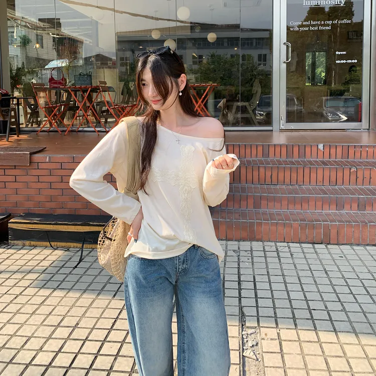 慵懒风蕾丝贴布粉色斜肩长袖T恤2025初秋新款韩版设计感露肩上衣