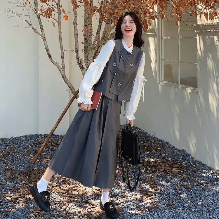 灰色新中式盘扣刺绣马甲套装裙女2025秋季miu系灯笼袖衬衫三件套
