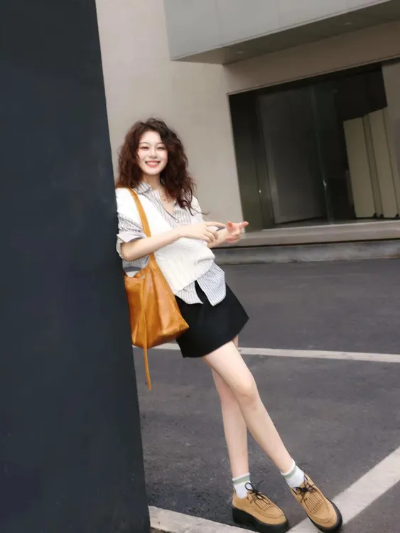 2025秋季新款韩系简约白色针织背心条纹衬衫黑色百搭半身裙三件套