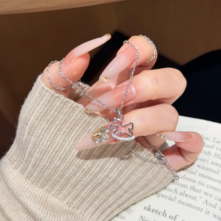 依弗 钛钢项链 木马项链女简约ins气质轻奢小众设计感新款项链