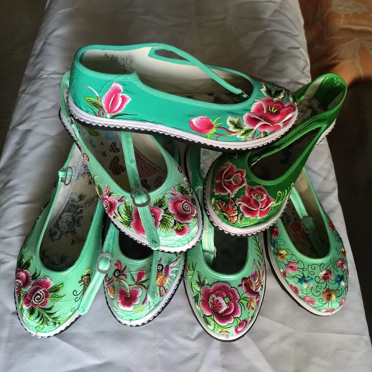 老昆明手工一字式扣带绣花鞋平底手工刺绣坡跟民族风绣花