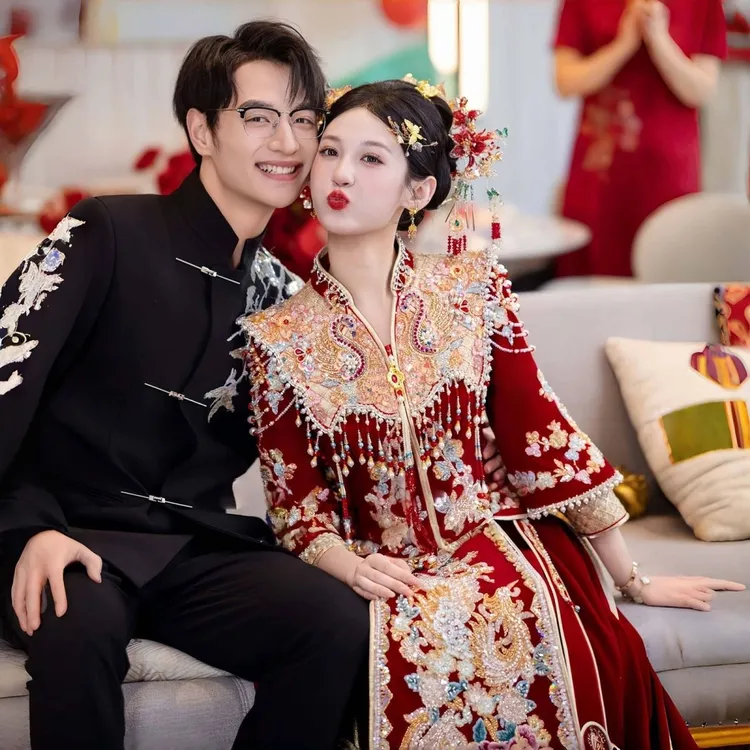 2025新款中式秀禾服七分袖女V领修身显瘦重工狂欢季红色结婚礼服