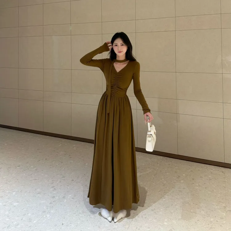 法式收腰设计感褶皱飘带内搭连衣裙女秋季V领修身a字气质大摆长裙