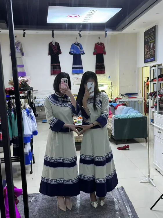 少数民族服装女士连衣裙传统刺绣设计