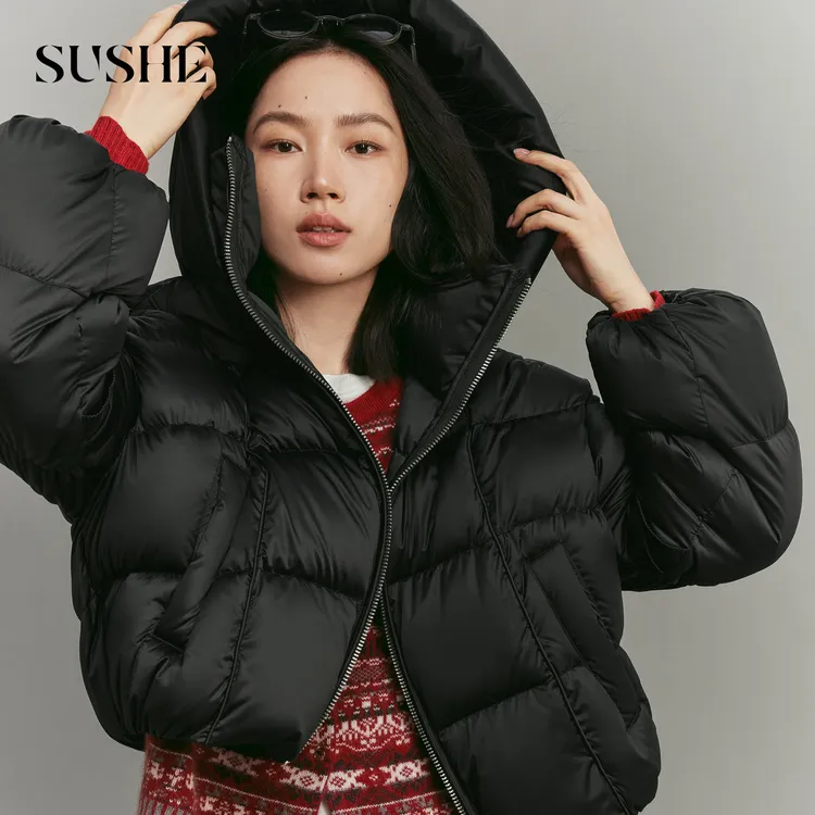 束皙SUSHE 羽憩 百搭休闲 90白鸭绒一体连帽立领短款面包羽绒服女