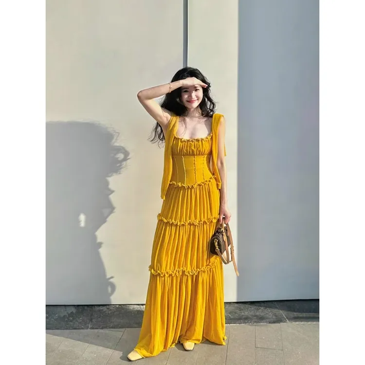 法式小众姜黄色褶皱花边收腰吊带连衣裙女设计感海边度假显白长裙