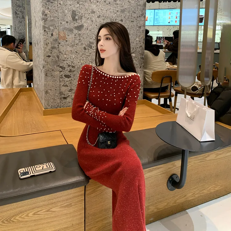 2025新款红色秋冬针织连衣裙女修身显瘦高端精致钉珠内搭打底长裙