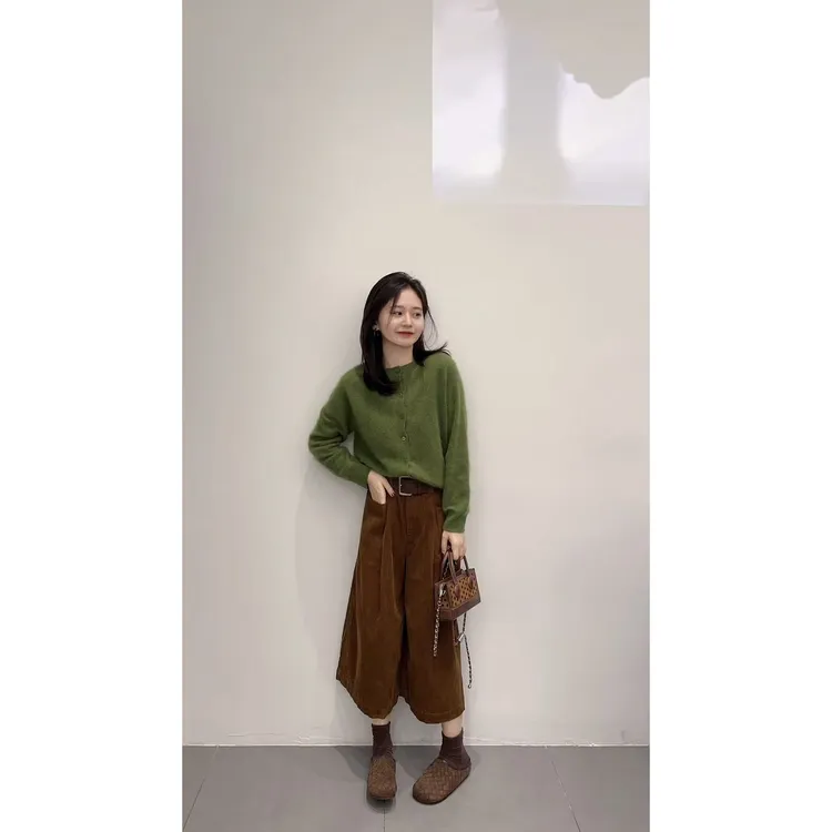 2025秋季新款韩系气质通勤绿色针织开衫百搭灯心绒阔腿裤套装