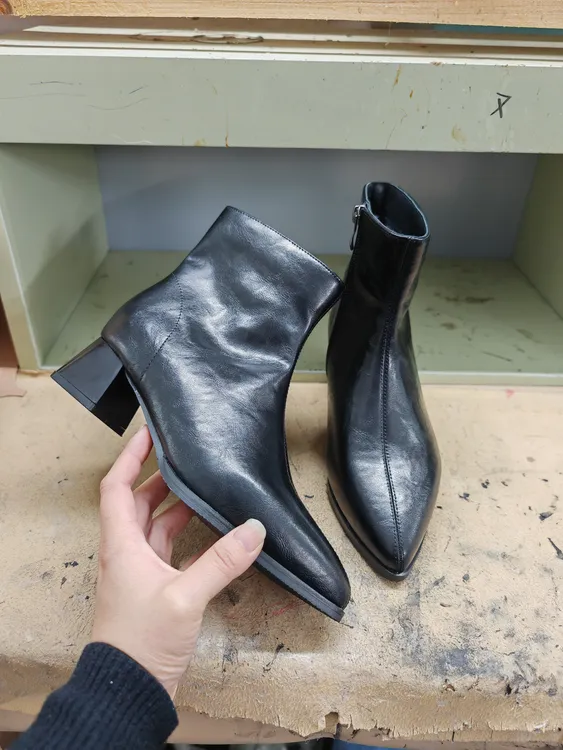 真皮粗跟短靴女中跟尖头时尚高跟瘦瘦靴冬季加绒保暖靴子低跟3CM