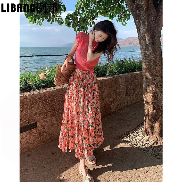 穿搭度假两件套女夏季复古立玫红沙滩肩小个子气质慵懒碎花半身裙