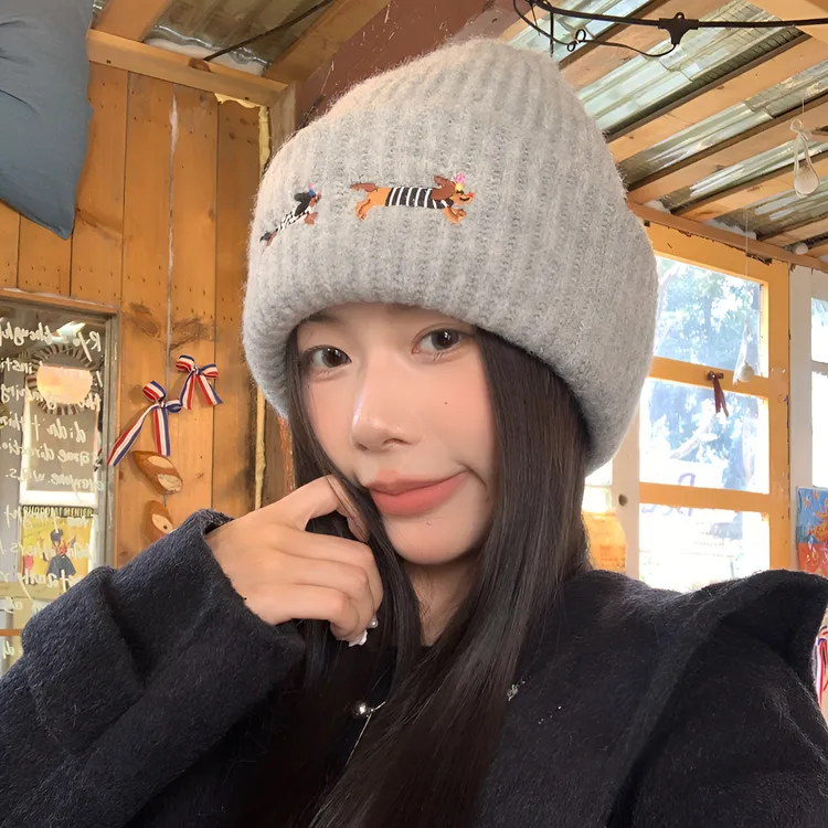 双11~秋冬新款可爱腊肠小狗刺绣针织帽女保暖护耳防寒骑行毛线帽.