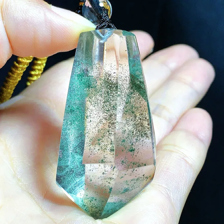 东海水晶天然随形绿幽灵水晶吊坠毛衣链通透切割项坠男女款聚宝盆