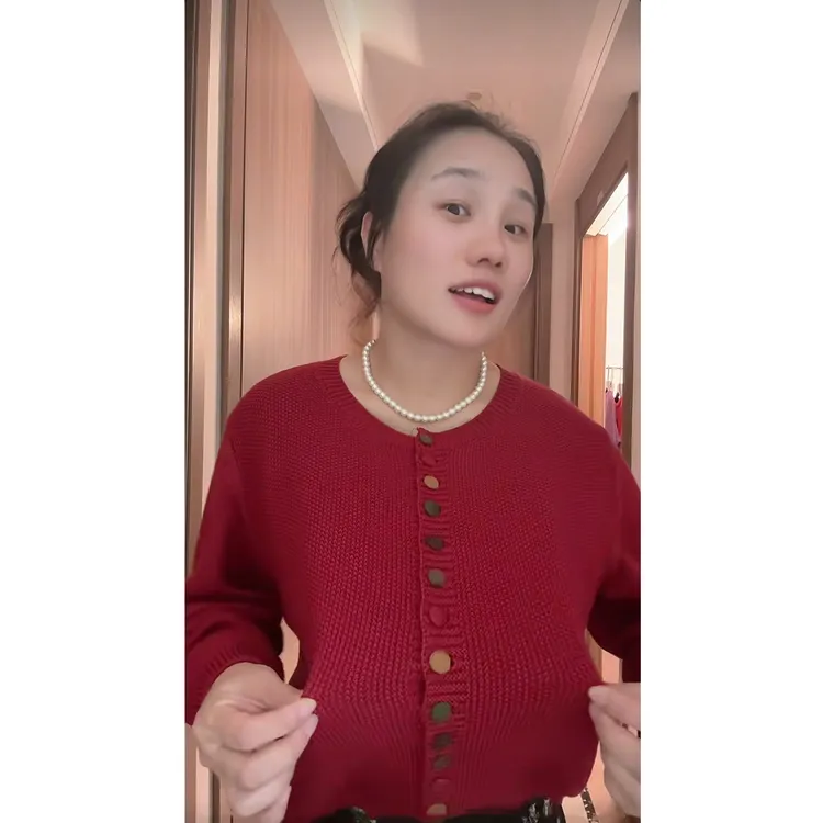 禾琳精品大码女装25秋冬新款时尚彩扣长袖圆领针织开衫厚款针织衫