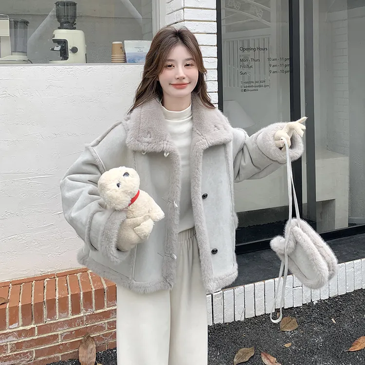 蓝色独特设计包包款皮毛一体羊羔毛外套女2025冬新款保暖棉衣棉袄