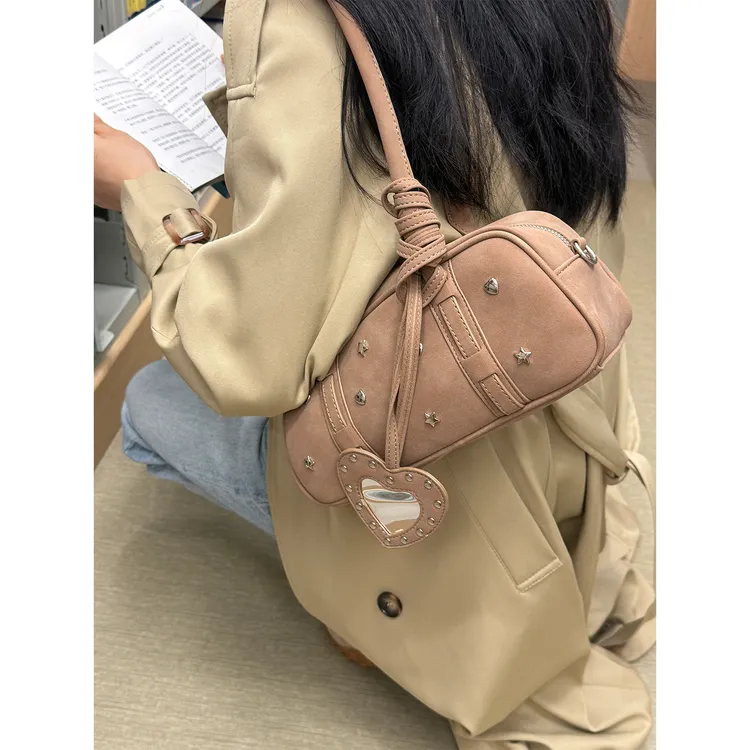 包包女2025韩版新款小众设计铆钉波士顿枕头包通勤单肩腋下斜挎包