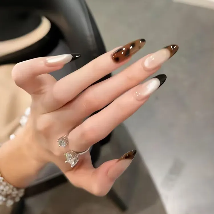 长杏仁穿戴甲高级感美拉德黑棕跳色法式豹纹气质高定美甲秋冬新款