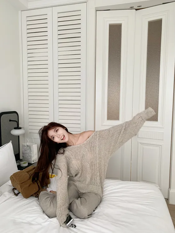 尹千金J【 布列塔尼】V领辣妹显瘦长袖慵懒感针织上衣女秋季S257407